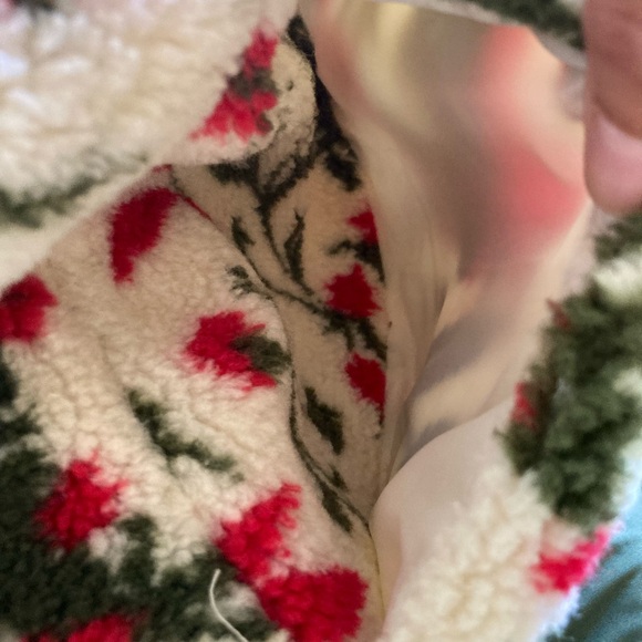 🎄Bailey Rose Green & Red Floral‎ Patterned White Fuzzy Jacket Christmas Festive - Picture 6 of 14